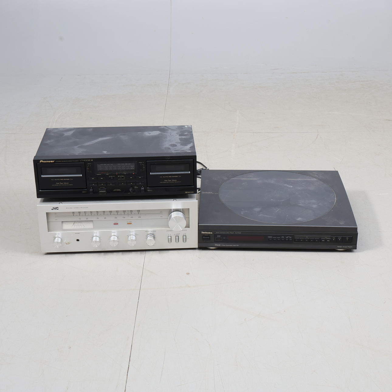 STEREODELAR Technics samt Pioneer och JVC.