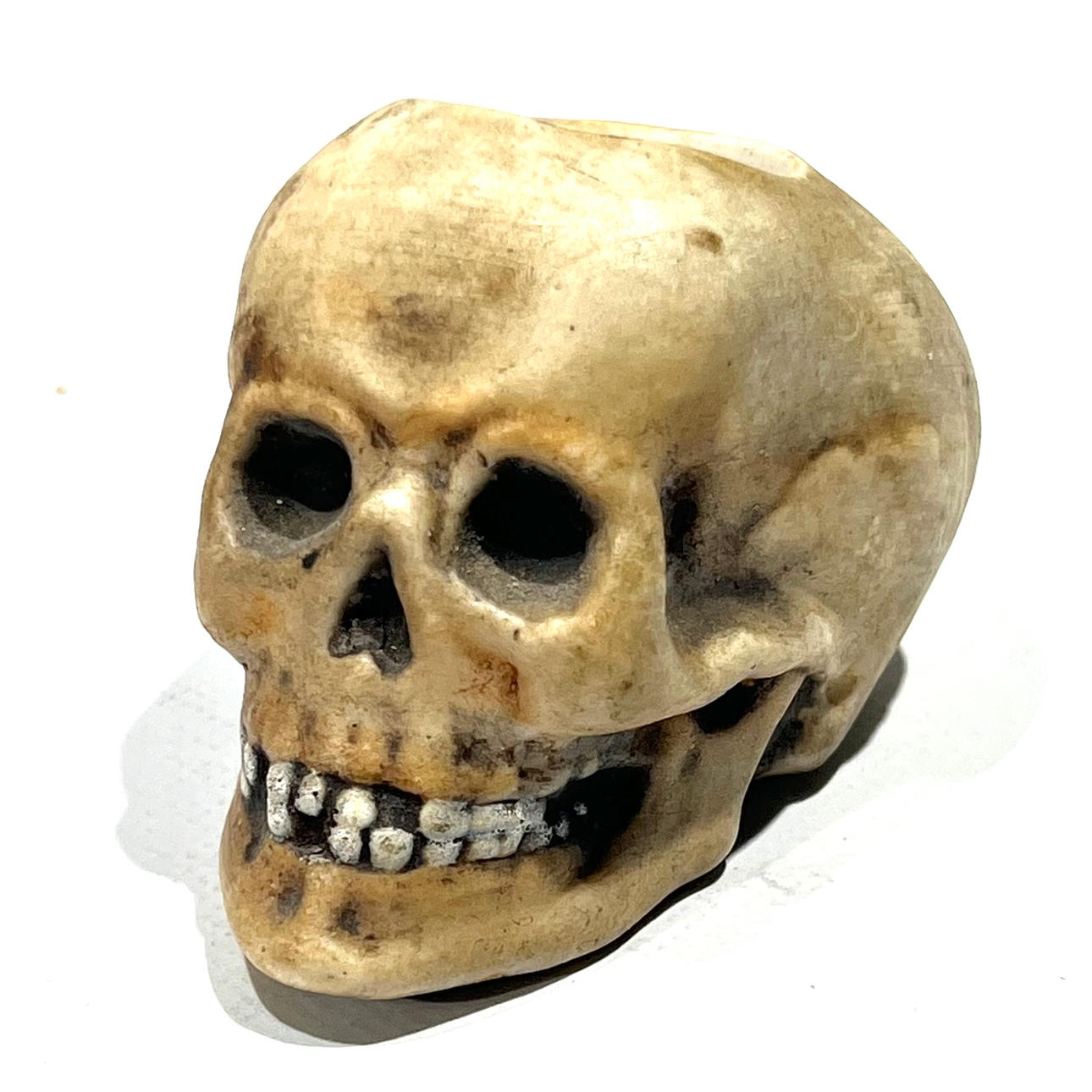 ”Vanitas” dödskallar i porslin ljusstake.