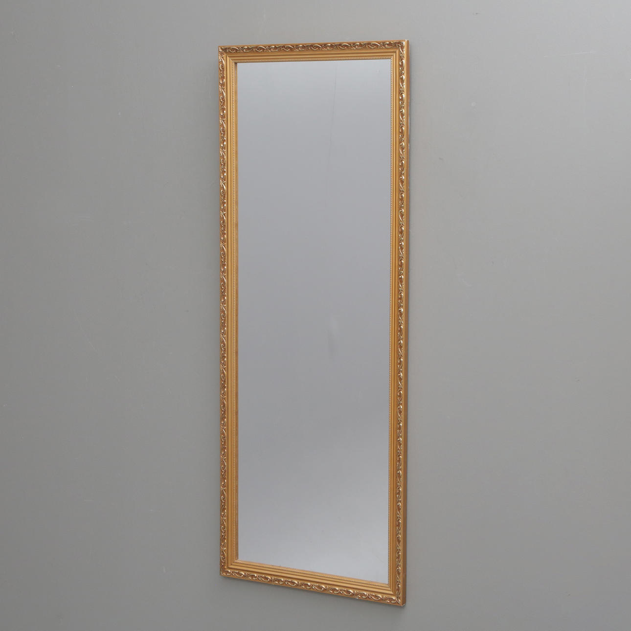 SPIEGEL, mit goldfarbenem Rahmen.