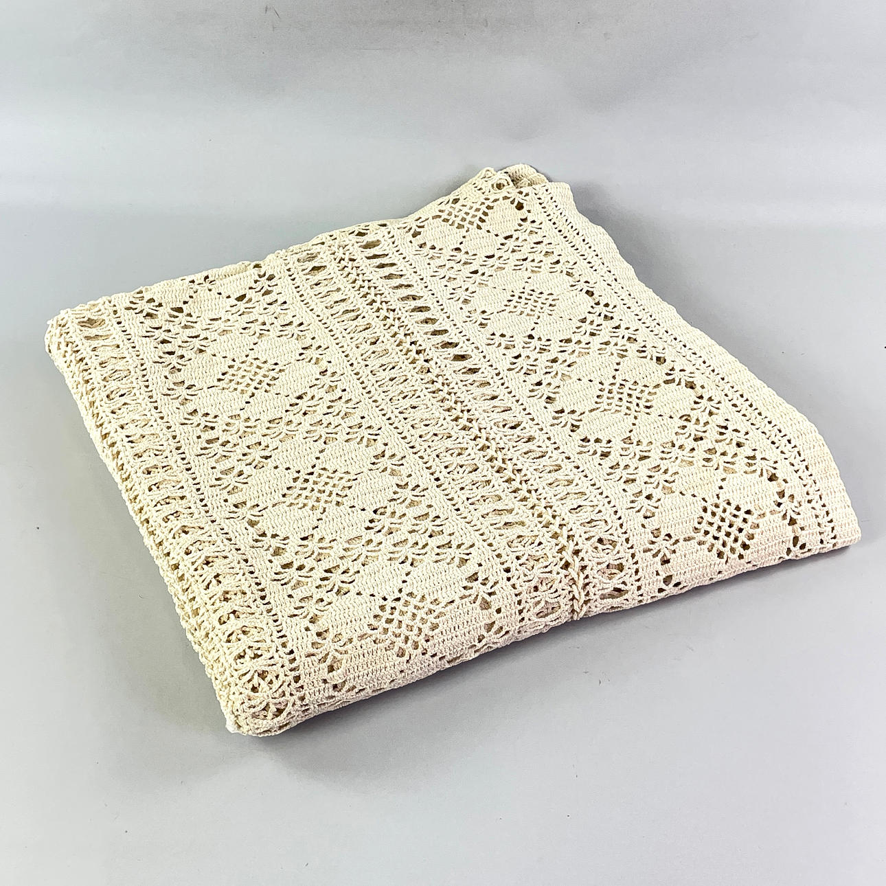 COLCHA. Ganchillo, ca 206x200 cm, siglo XX.