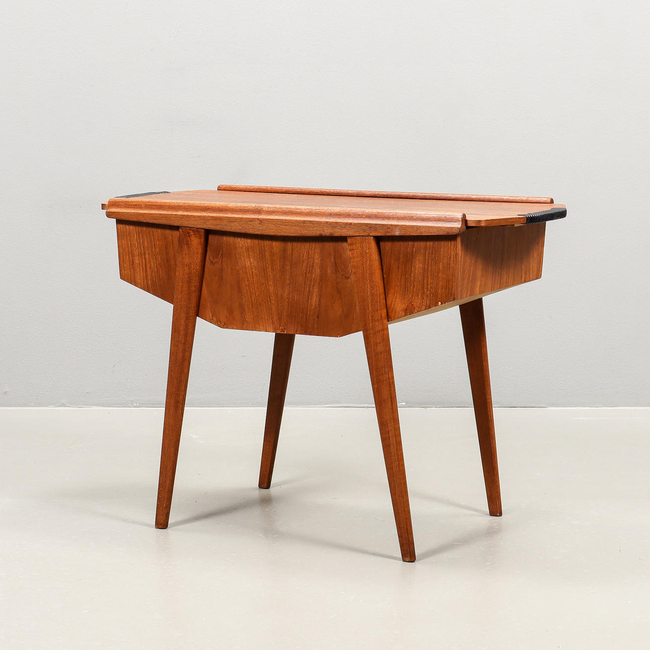 NÄHTISCH 1960ER JAHRE.