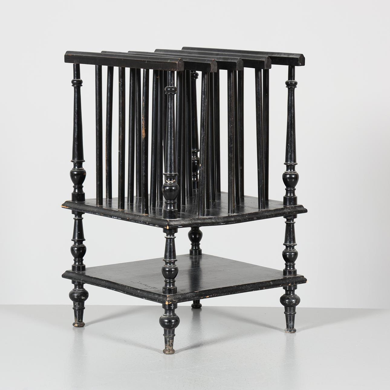 SANOMALEHTITELINE, maalattua puuta.