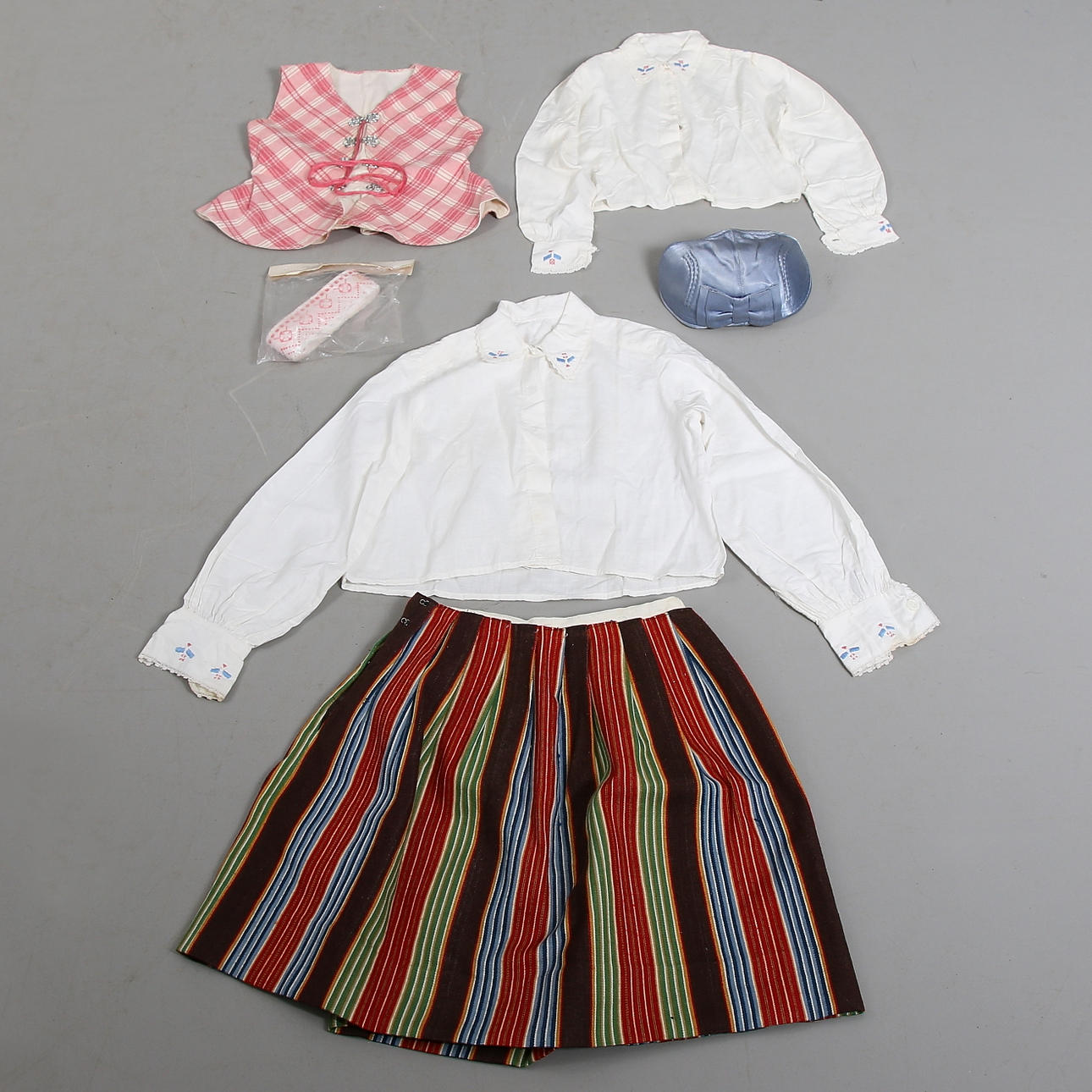 FOLKDRÄKT, 5 delar, Medelpad, barnstorlek, Strl ca 4 och 6 år. 1950-tal.