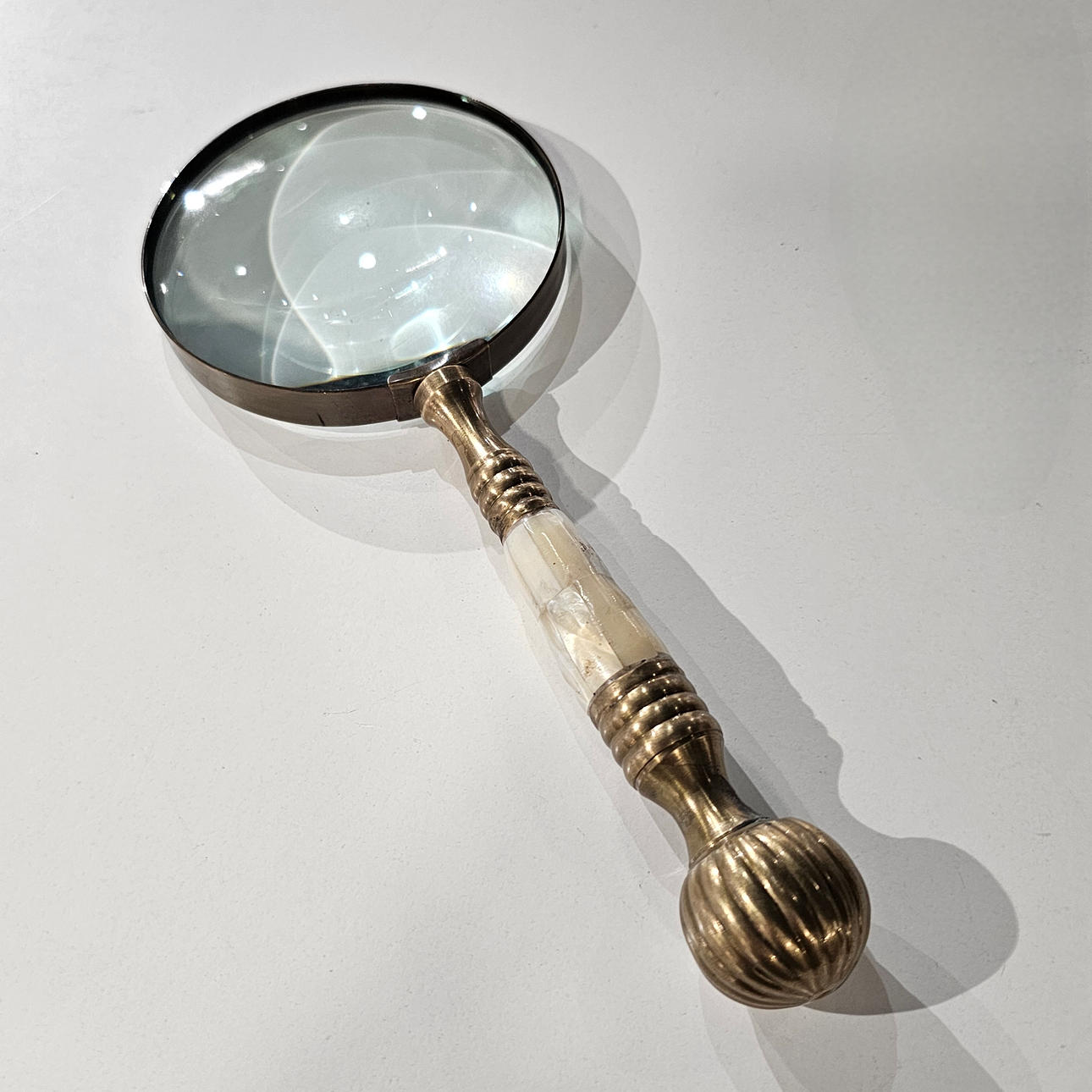 Lupa en metal y nácar.