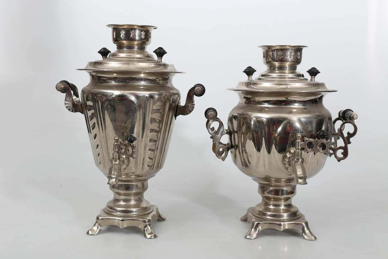 SAMOVARER, vitmetall, 2 stycken, Ryssland, 1900-tal.