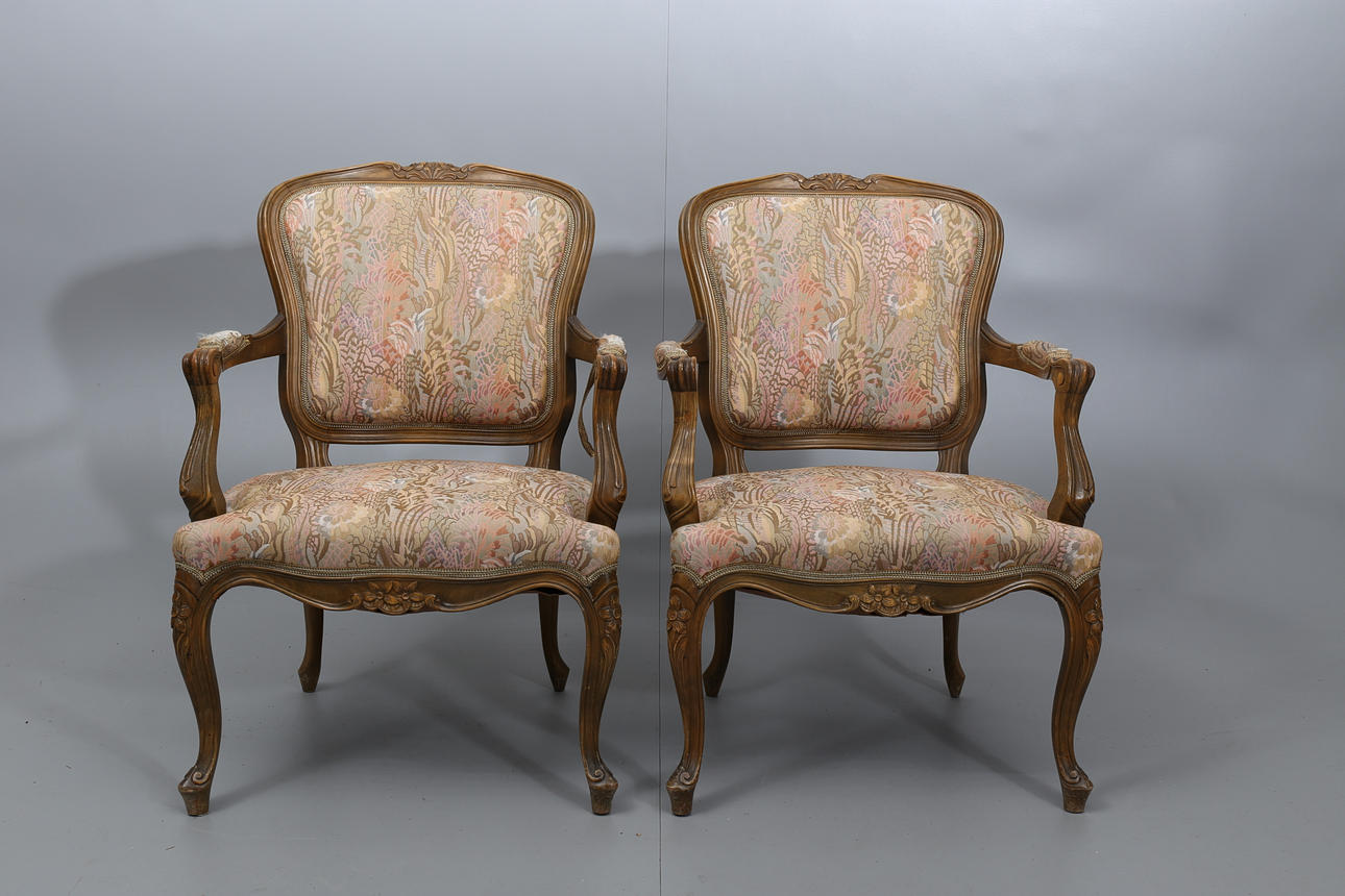 KARMSTOLAR, 2 stycken, rokokostil, 1900-talets andra hälft.
