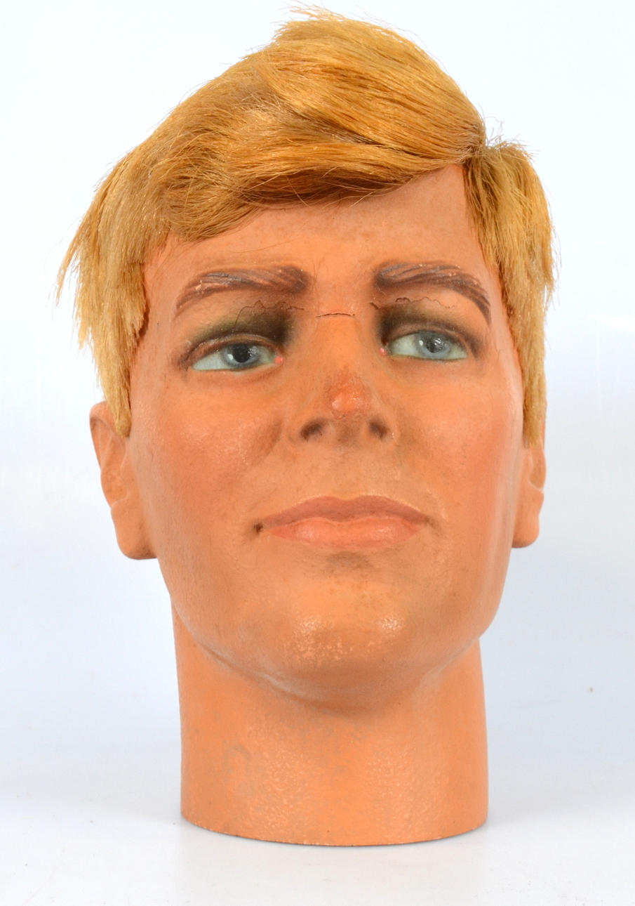 SKYLTDOCKA, huvud, 1900-talets mitt.