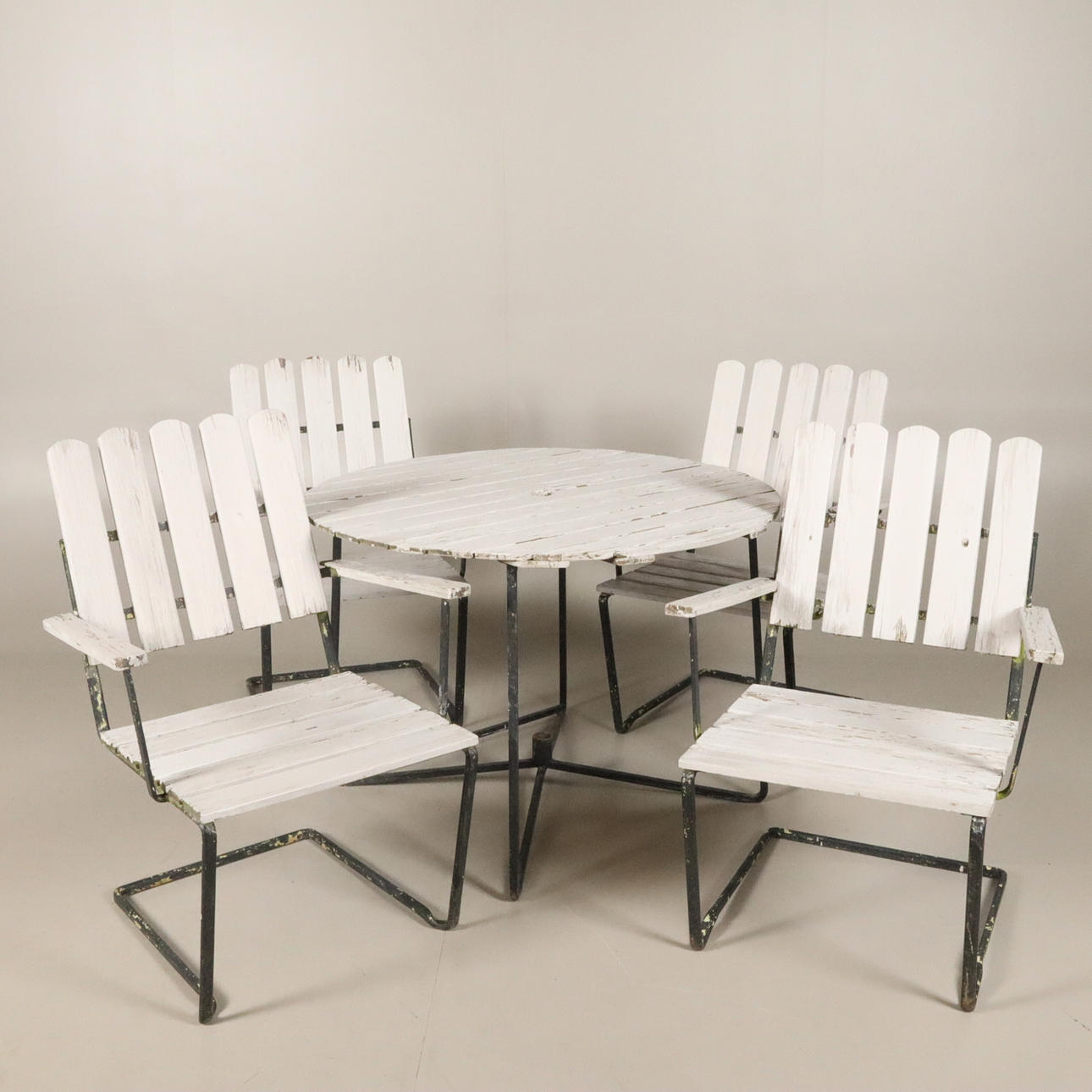 TRÄDGÅRDSGRUPP, bord med 4 stolar.