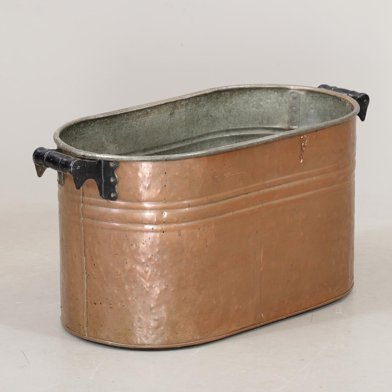 COPPER TUB with handle, 20th century.