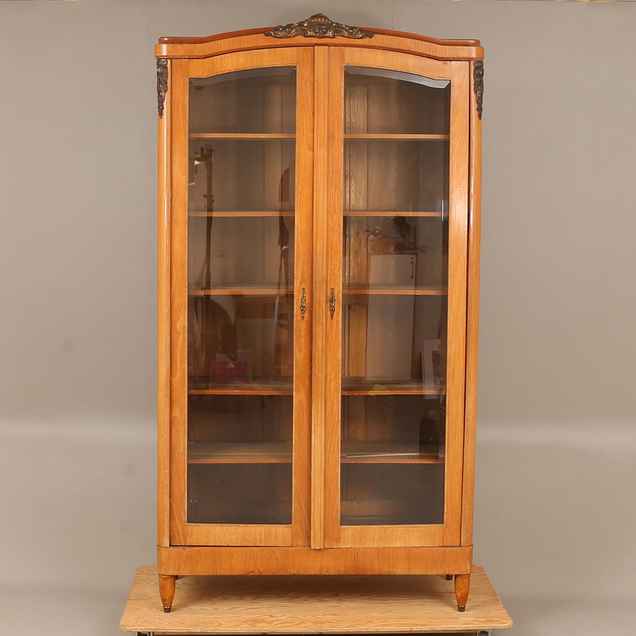 Eine Vitrine/Bücherregal aus dem 19. Jahrhundert.