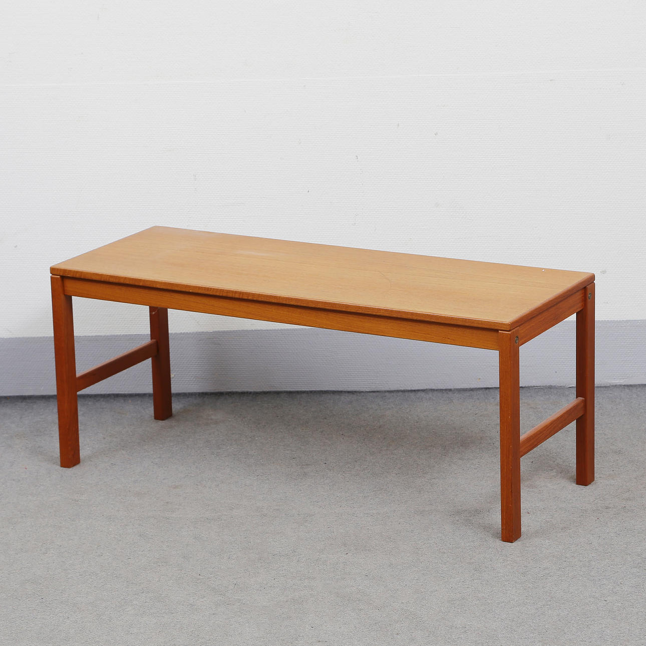 MESA EN RELIEVE DE TECA, AÑOS 60.