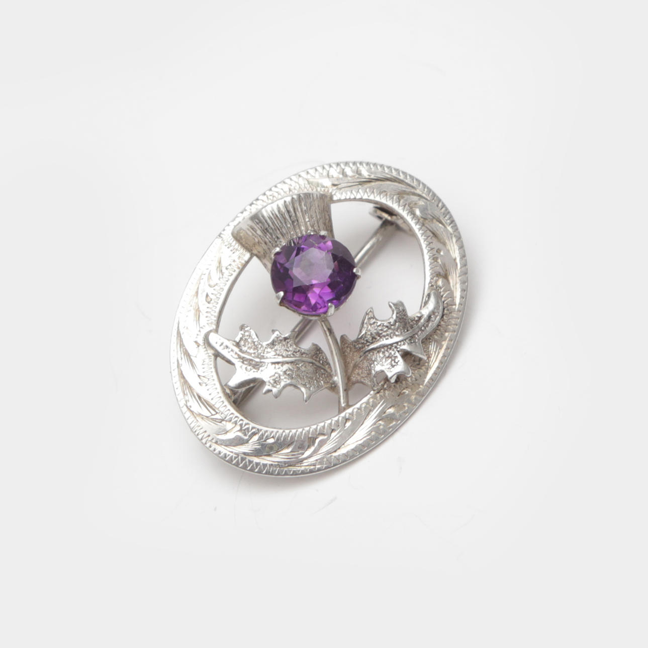 Eine Brosche aus Sterlingsilber von Ward Brothers mit Amethyst.