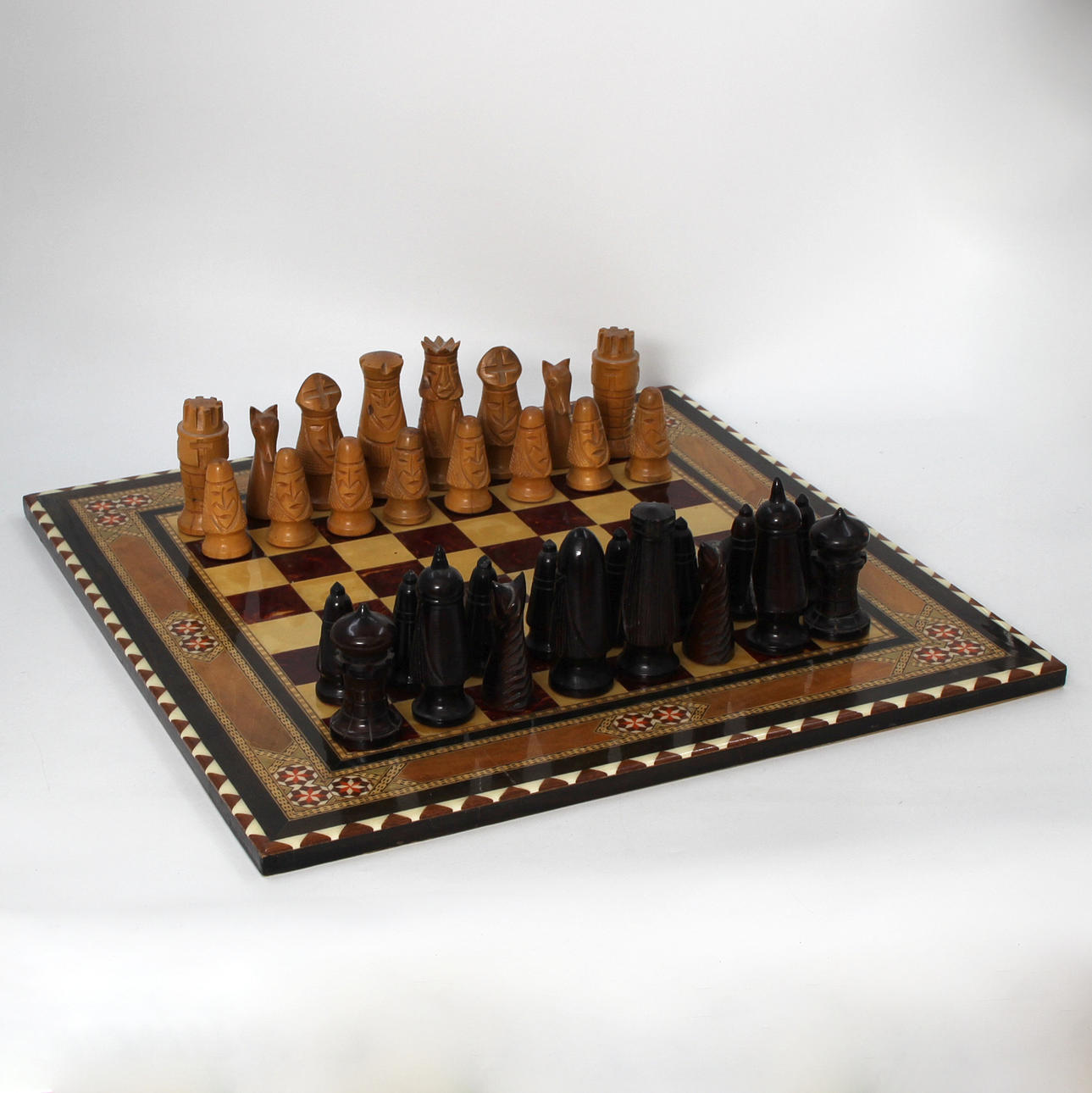 SCHACKBRÄDE MED PJÄSER.