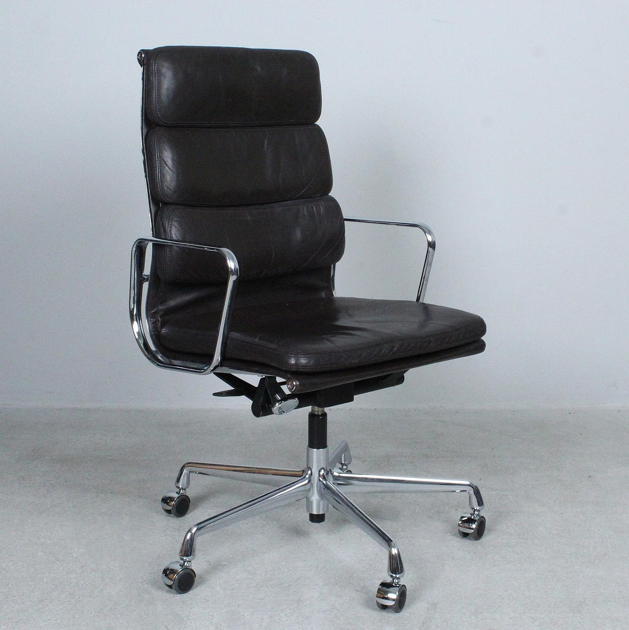CHARLES & RAY EAMES. Vitra. Kontorsstol/Soft Pad Stol, modell 'EA219', läder.