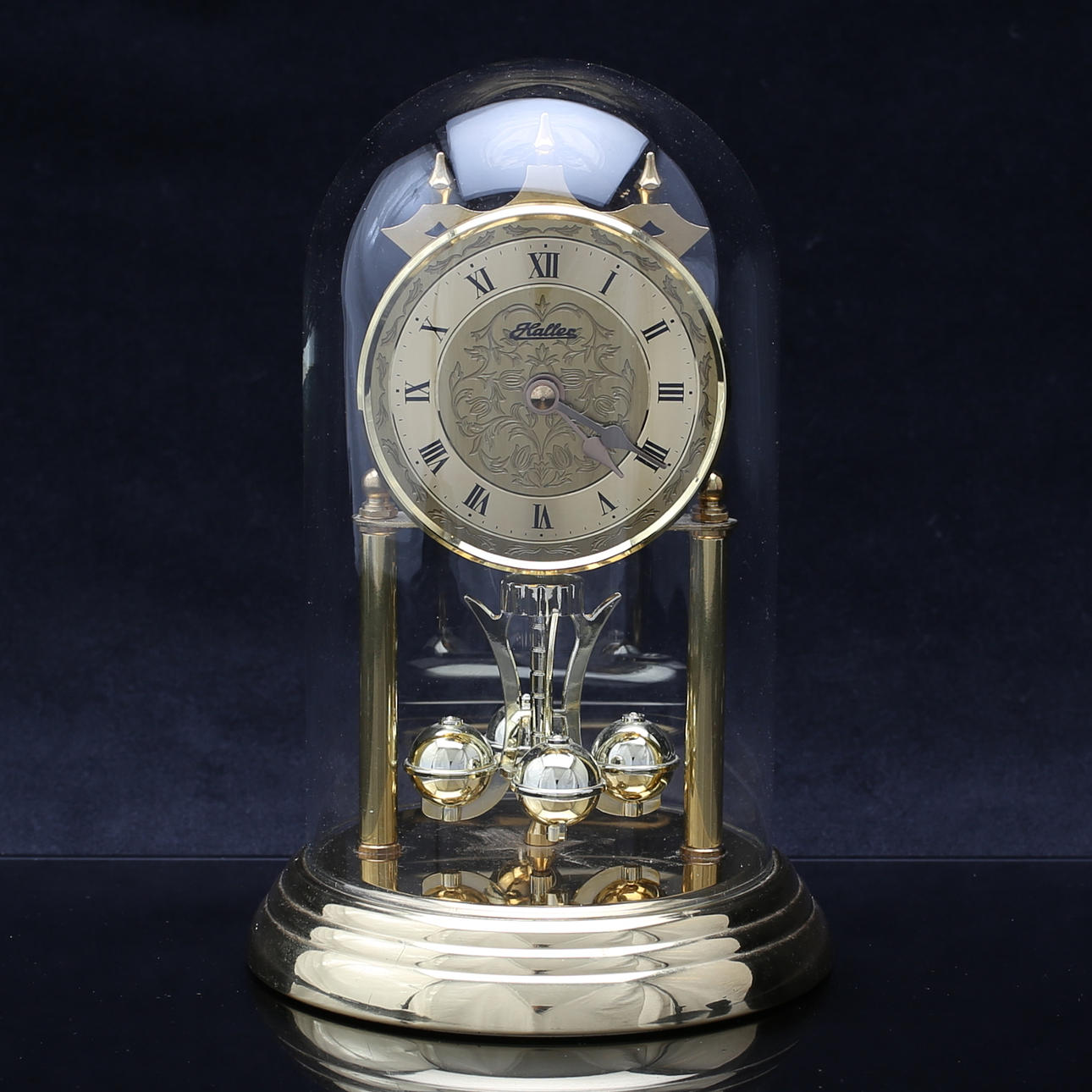 ÅRSUR, gulmetall och glas, 1900-tal.