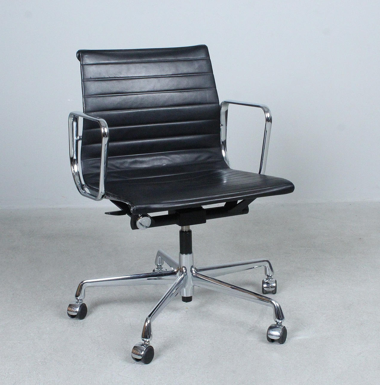 CHARLES & RAY EAMES. VITRA. Kontorstol/Kontorstol, model 'EA117', designet 1958, læder.