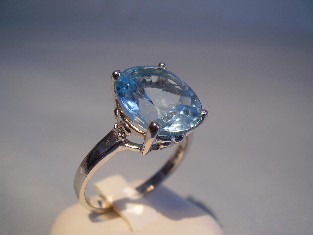 RING, silver 925, med blå topas. Signerad D.Sigal.