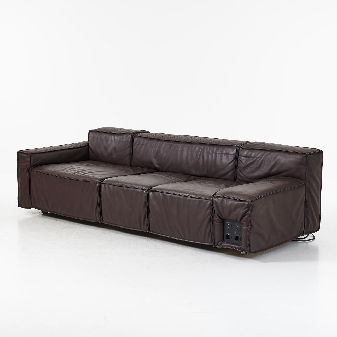 CLAESSON KOIVISTO RUNE. Sofa „Boxplay“, Swedese, brauner Lederbezug, mit eingebauten Steckdosen, Marke, modern.