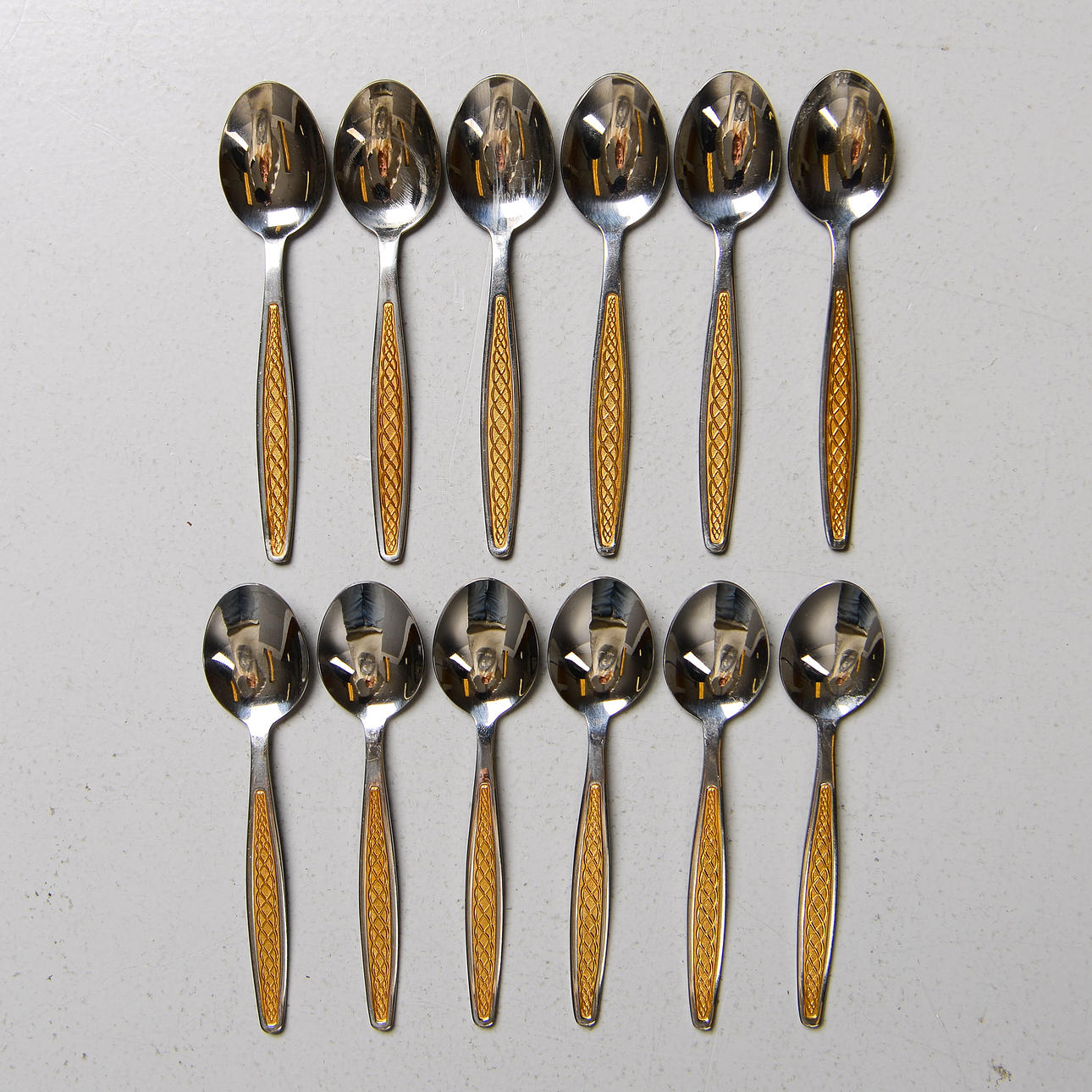 TESKEER, 12 stk, „Guldi“, Nilsjoen.