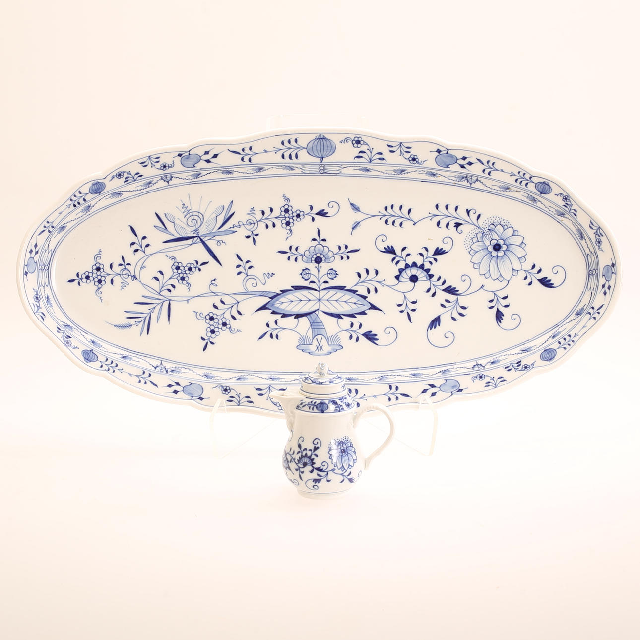 SERVERINGSFAD. FLØDE KANDE. Porcelæn, Meissen.