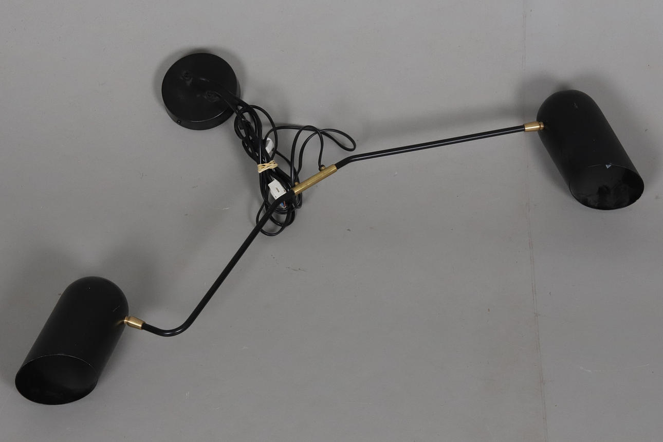 LOFTSLAMPE. Sort metal med messingdetaljer, Olsson & Jensen.