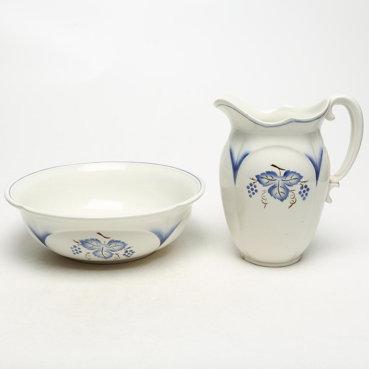 A 2-piece flintware laundry set, Gefle.