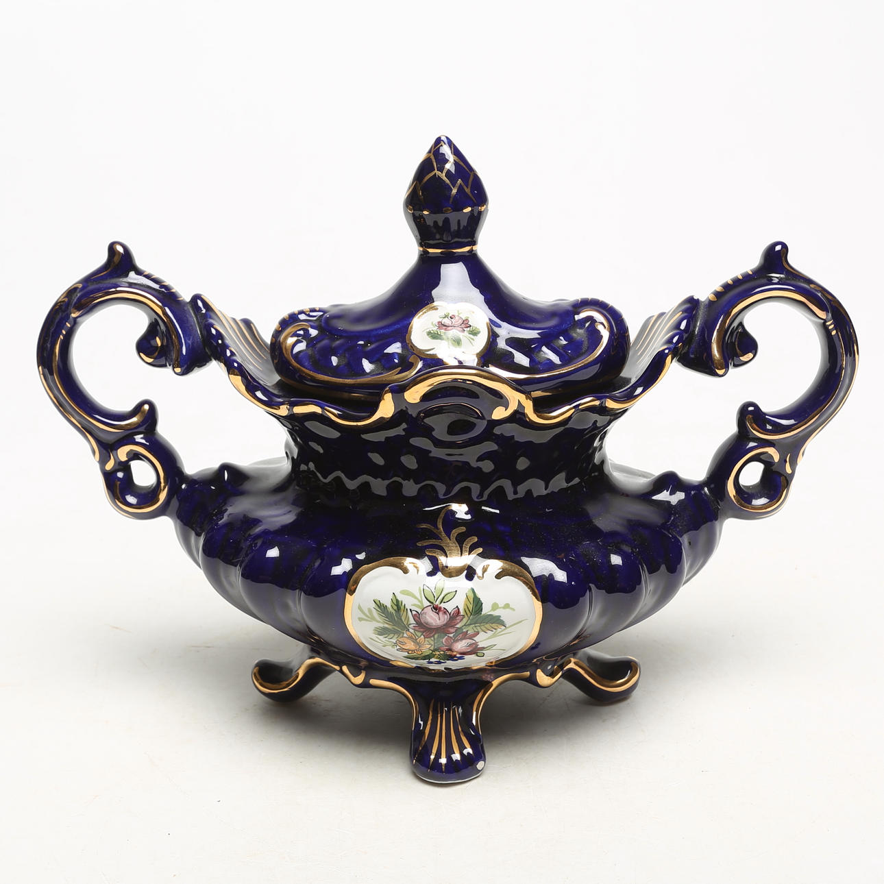 EINE DEKORATIVE TERRINE, Keramik, Portugal.