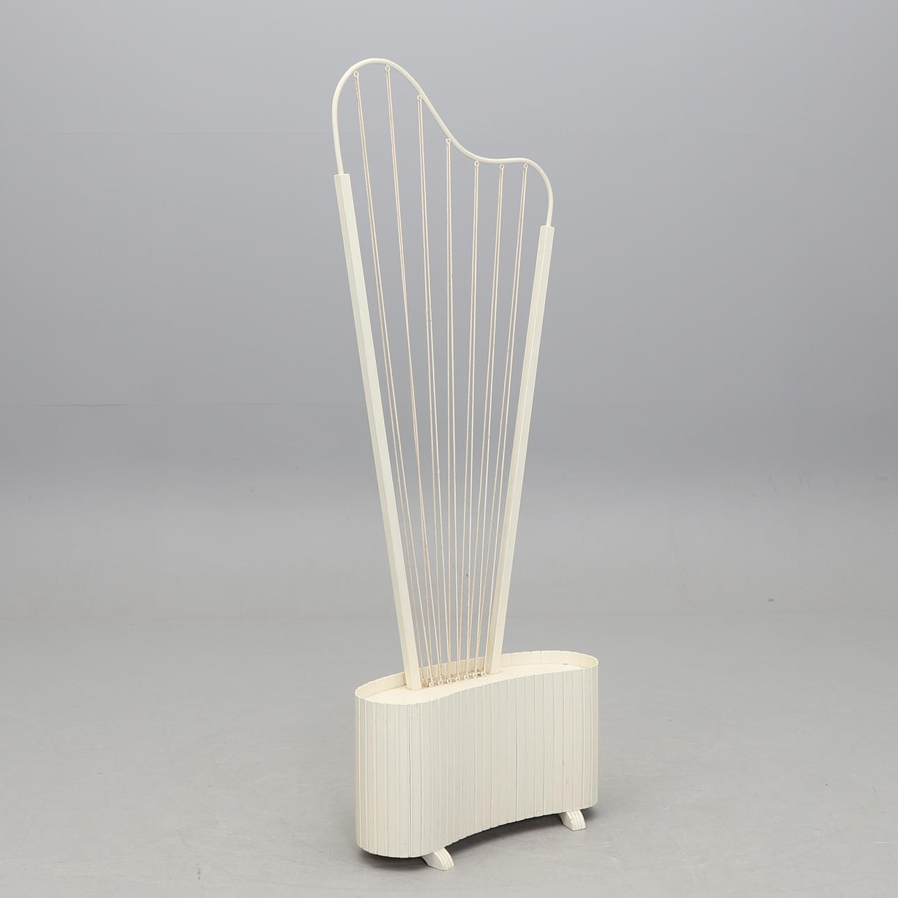 Eine Blumenbank mit Spalier, Mitte des 20. Jahrhunderts.