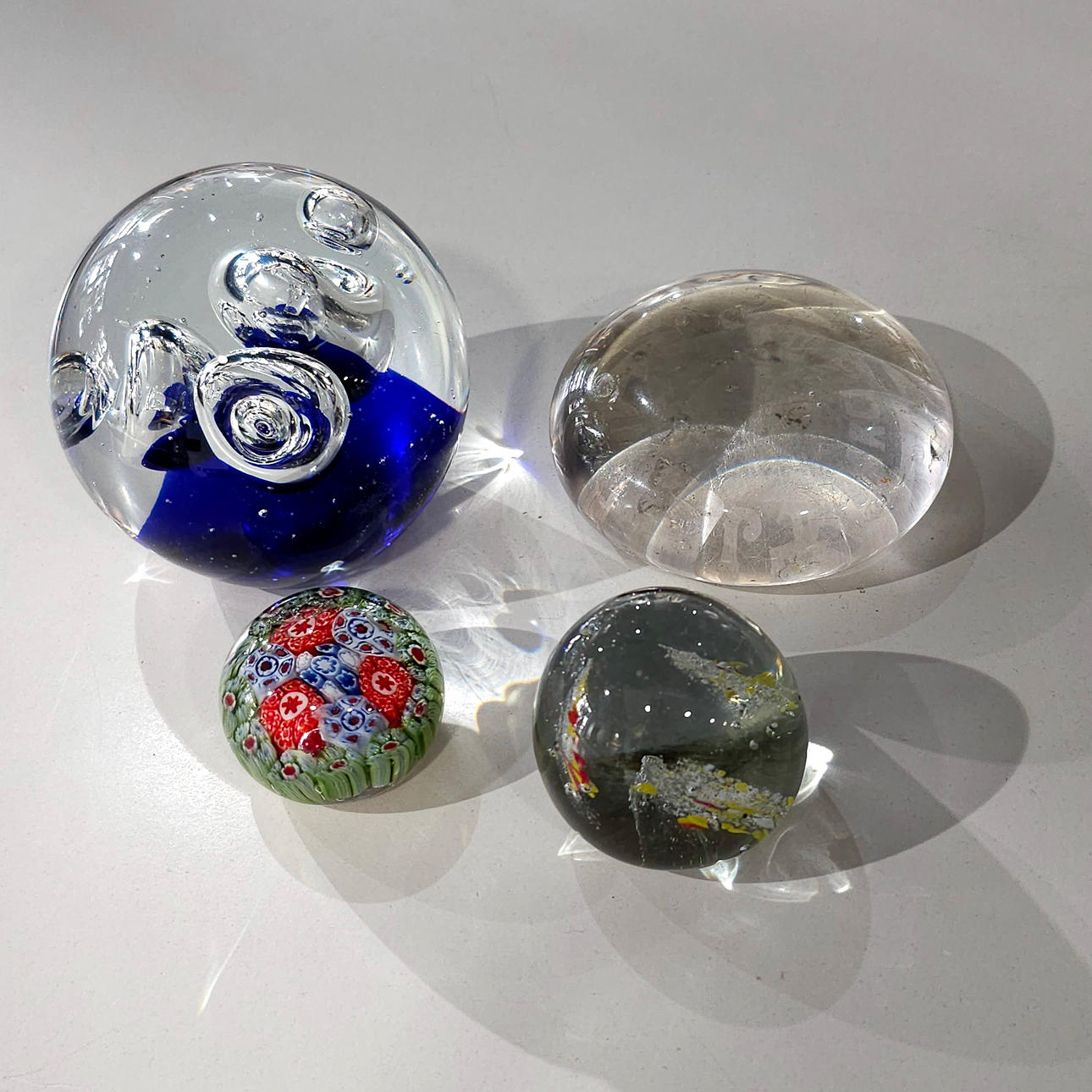 SAMLING AV FYRA PAPPERSVIKTER. I GLAS.