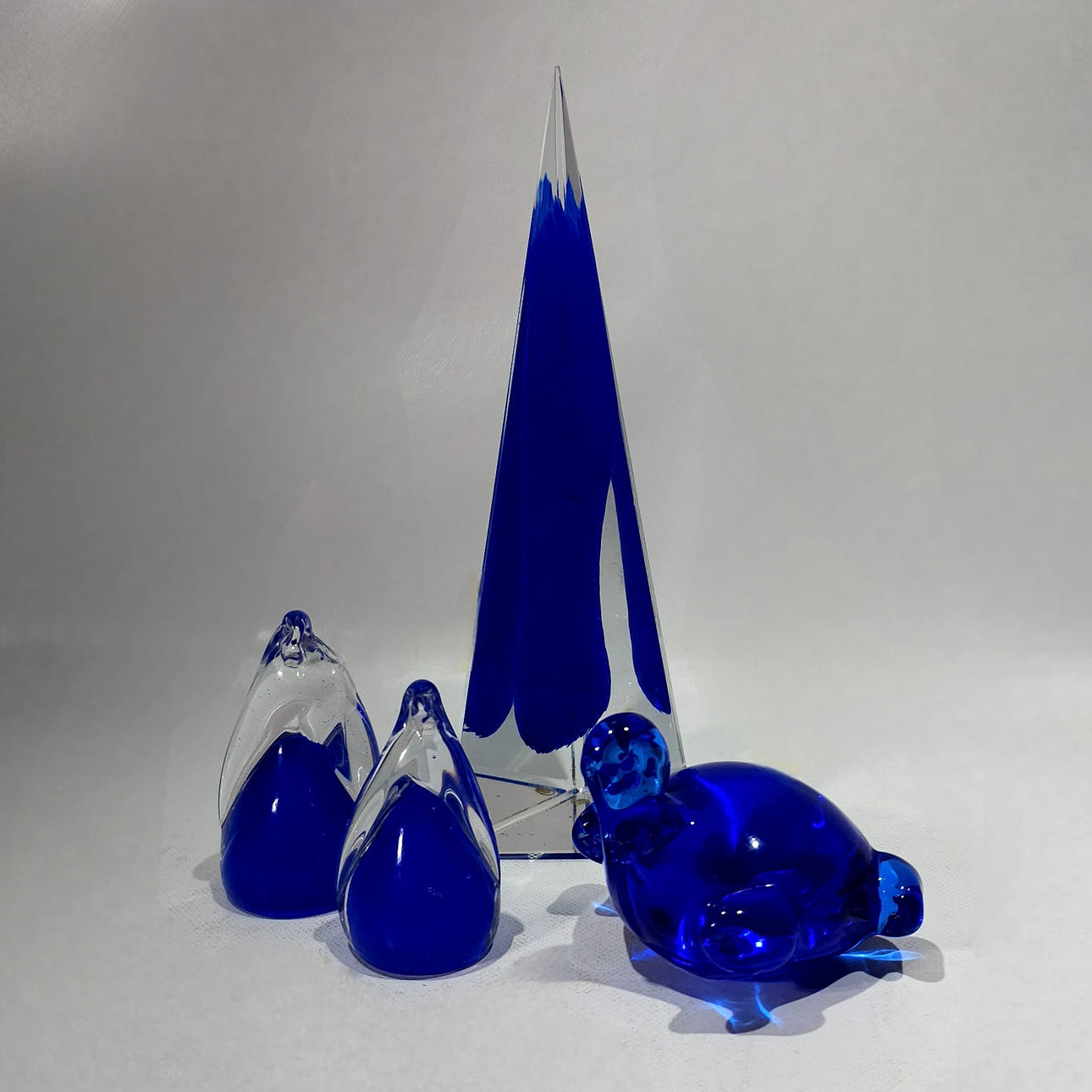 Fire krystalstykker med dyremotiver i koboltblå.