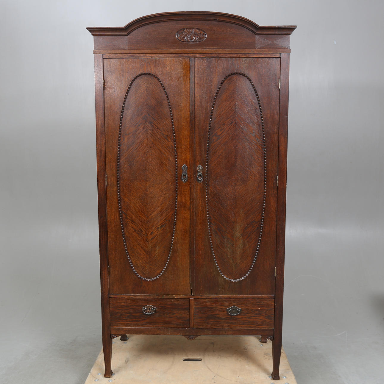 Eine Jugendstilgarderobe, frühes 20. Jahrhundert.