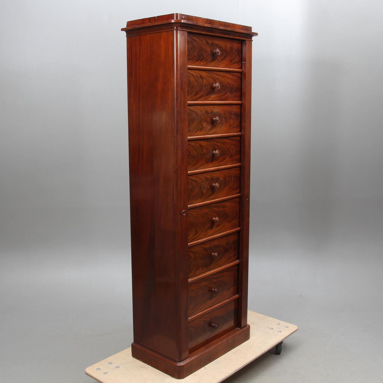 BYRÅ, med 9 lådor, sk. Tallboy, mahognyfaner, 1800-tal.