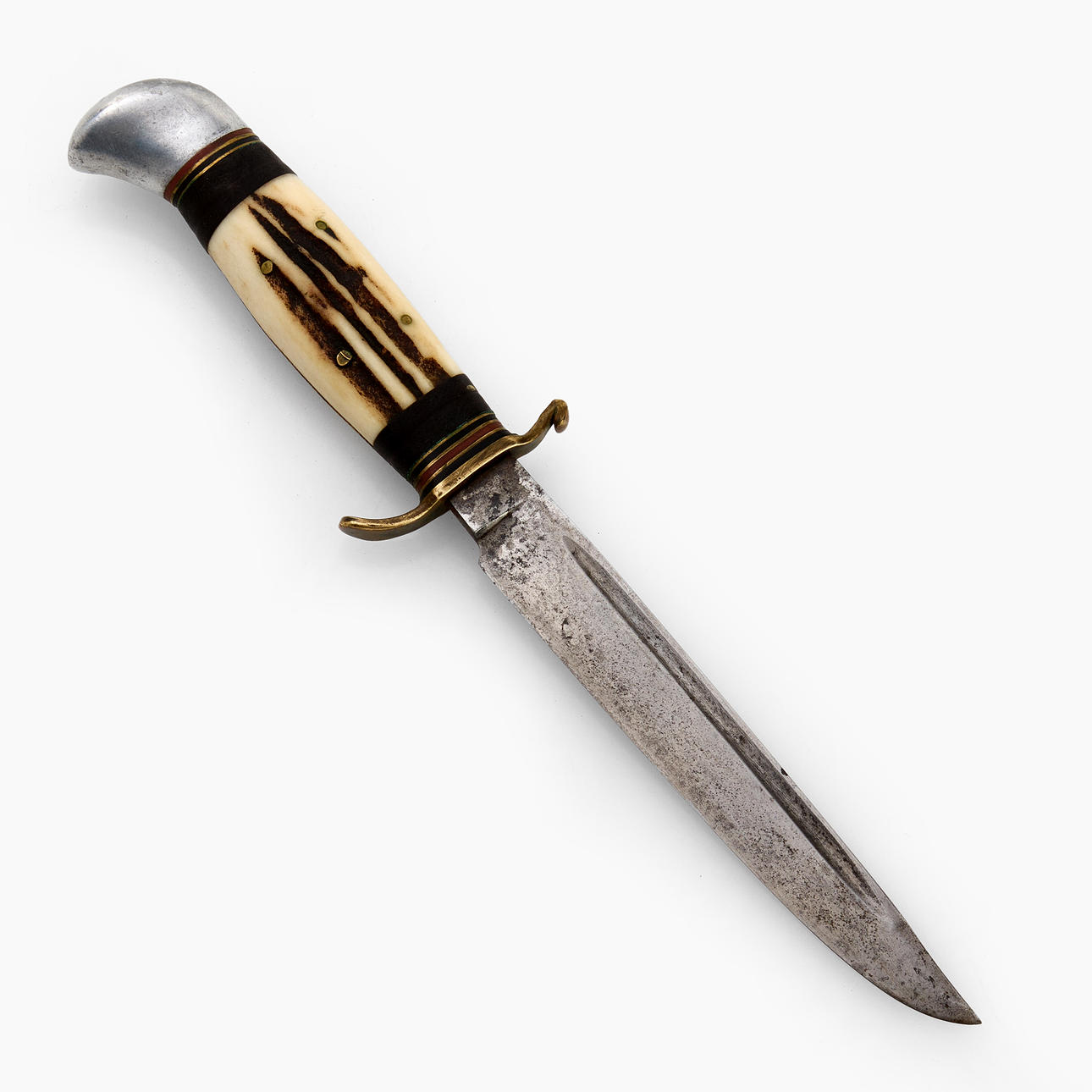 KNIV, Nordsverige, horn, messing og stål.