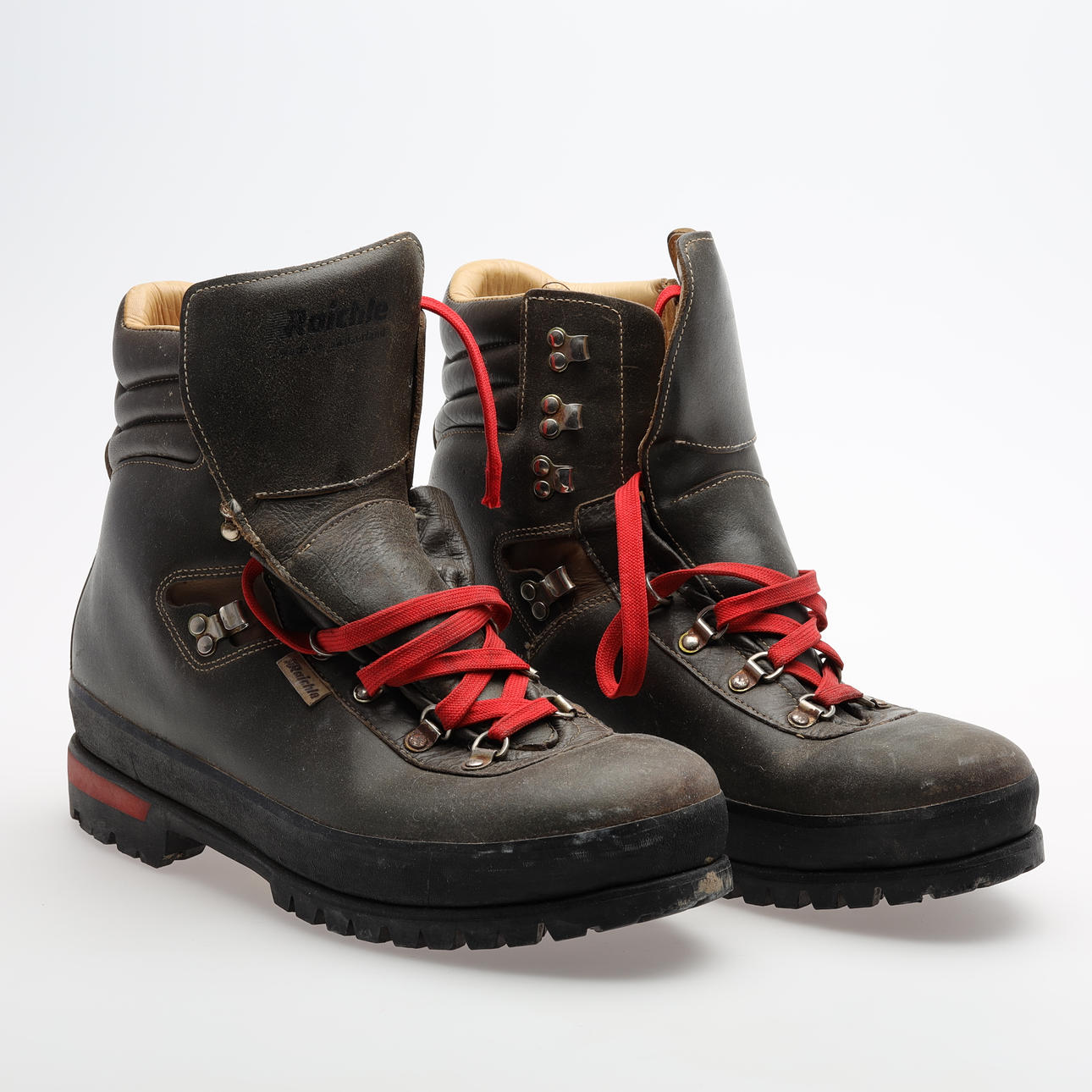 MOUNTAIN BOOTS, 1 pair, Raichle.