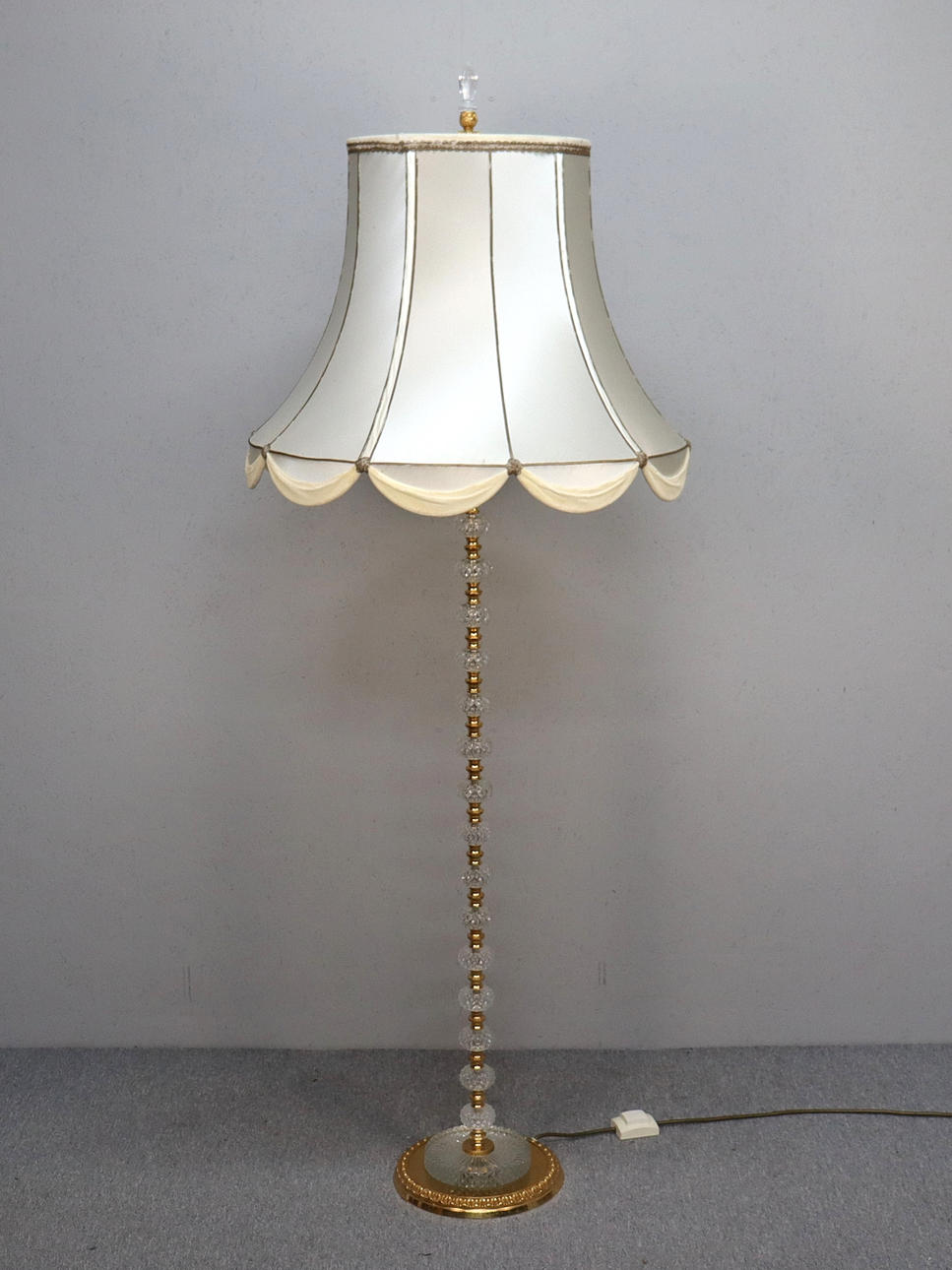 GULVLAMPE, glas og gult metal.