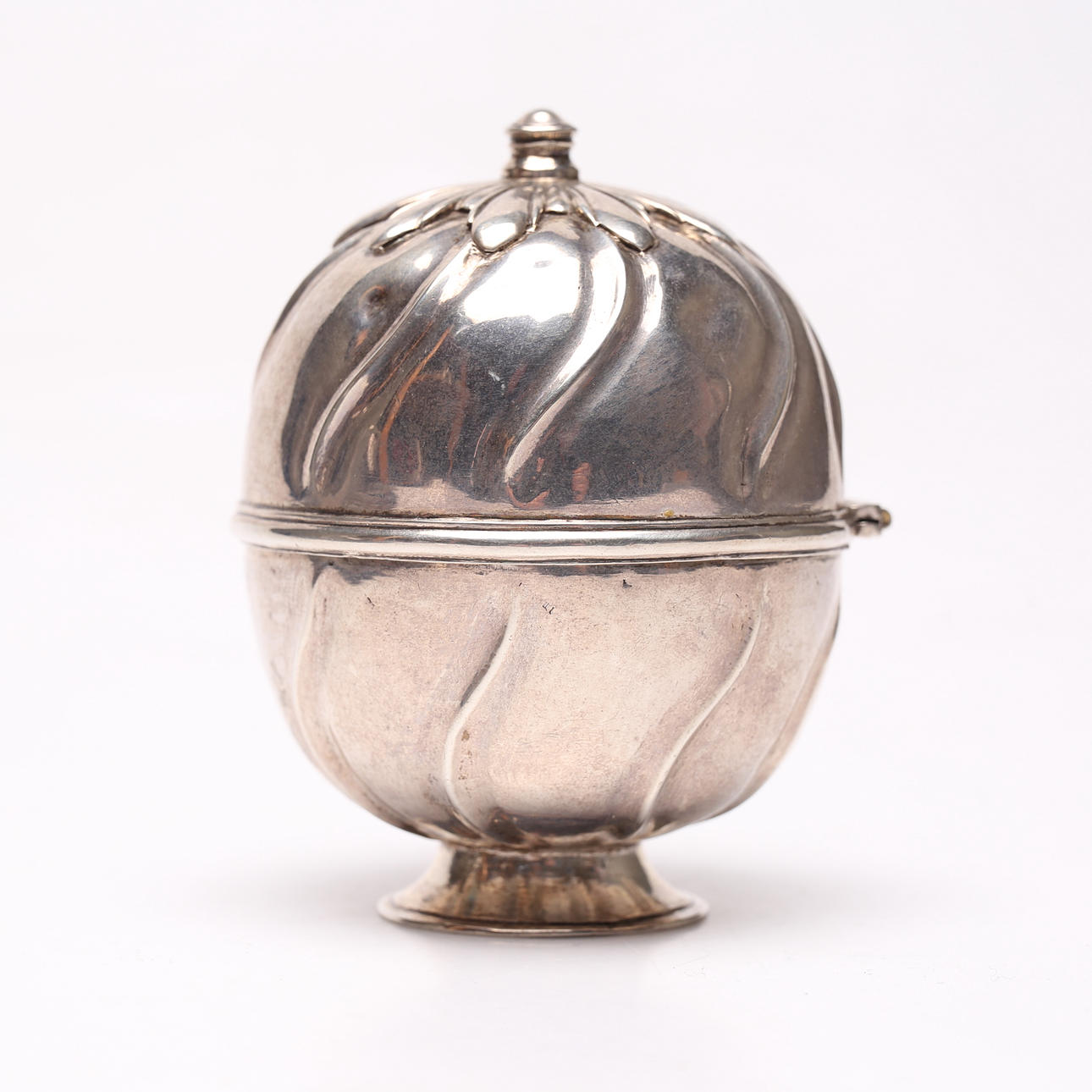 A silver rococo style soap dish, Henrik Hervander, Linköping, 1807.