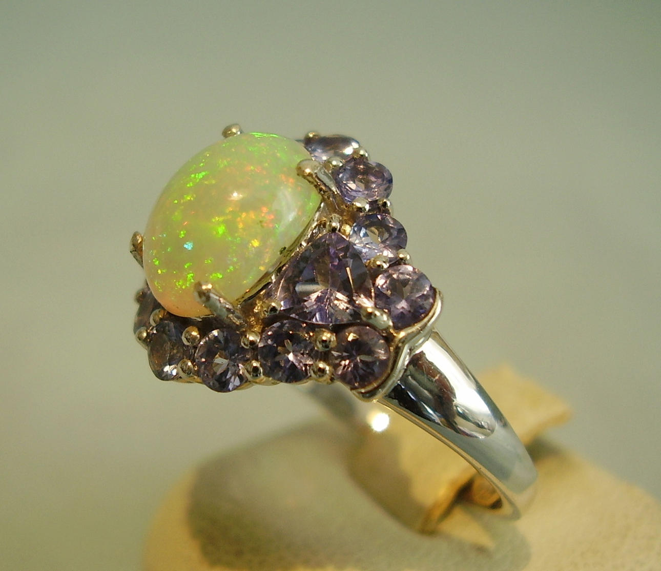 TANZANIT RING MED OPAL, CA.1,90 CT.
