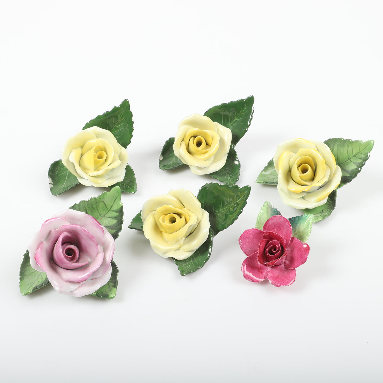 TABLE DECORATIONS, 6 pieces, roses, porcelain, mostly Herend, Hungary.