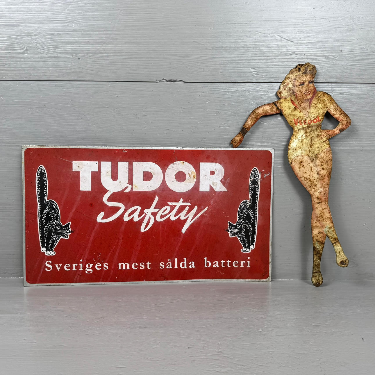 TUDOR, VEEDOL, plåtskyltar, 2delar, 1950-tal.