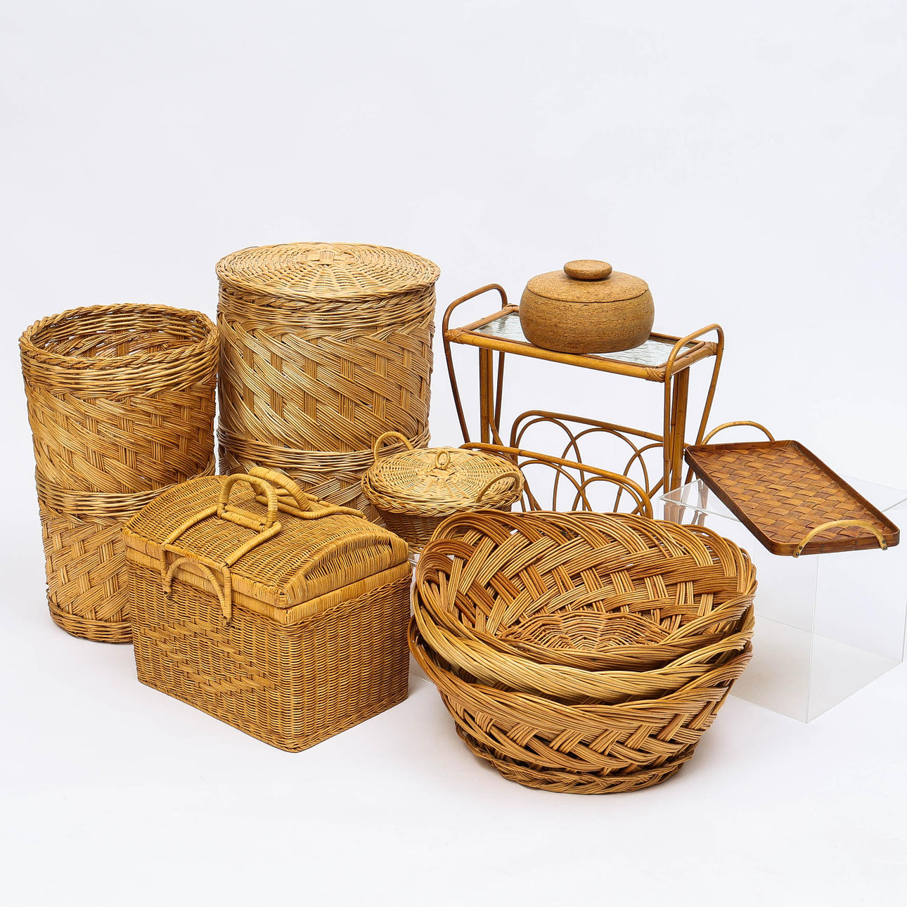 COLECCIÓN RATTAN OBJECTS, 10 piezas.