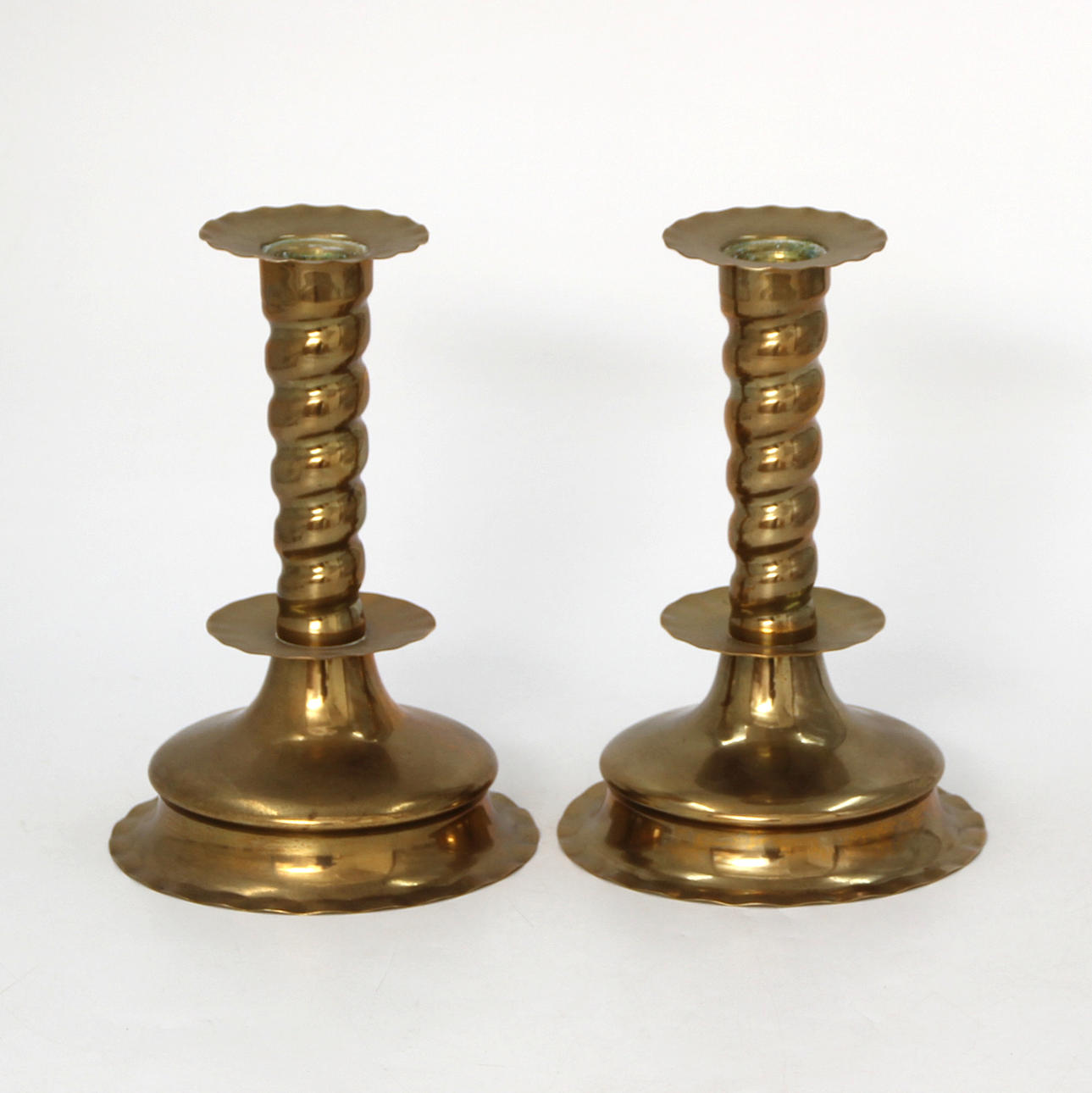 PAR DE CANDELABROS, LATÓN ESTAMPADO.