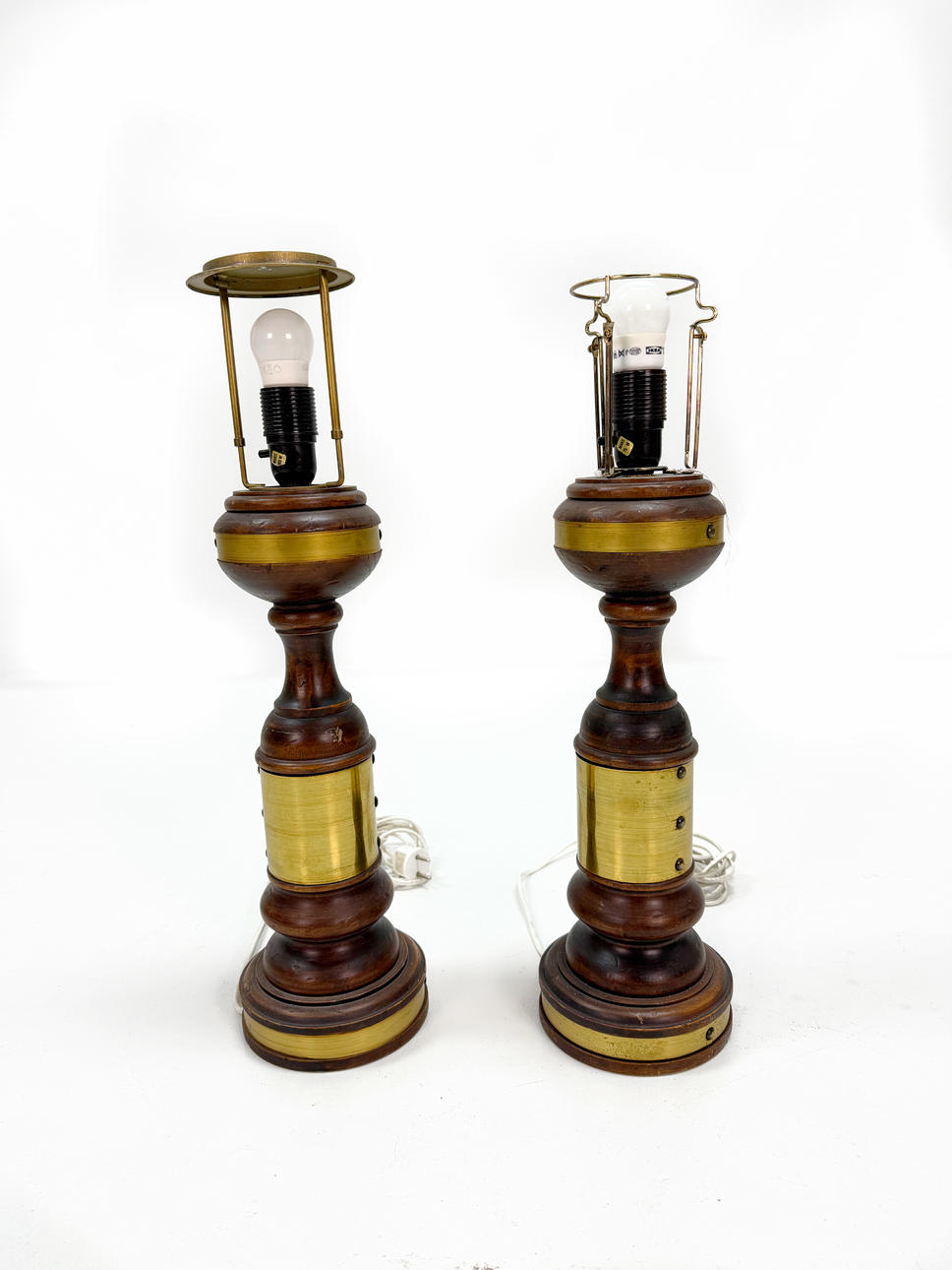 BORDLAMPER, Mørkbejdset træ med messingdetaljer.