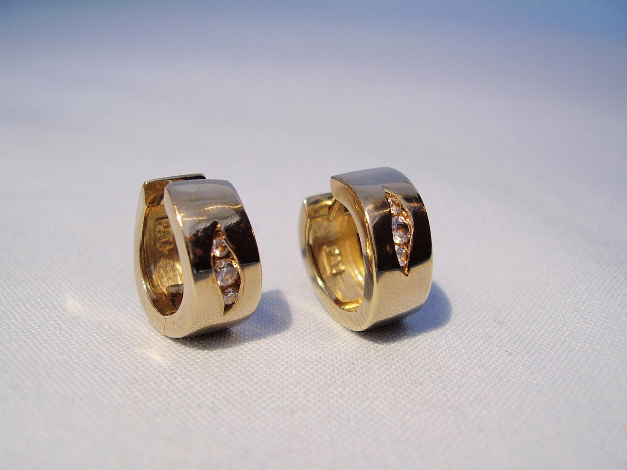 Guld creole örhängen.