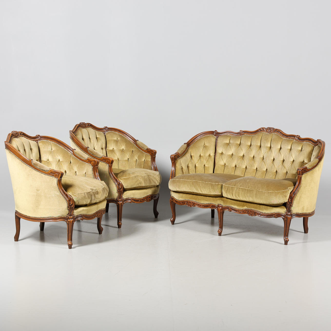 A 3-piece rococo seating area.