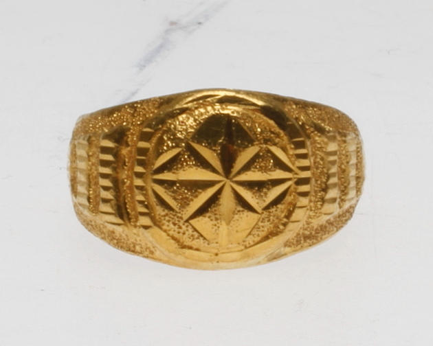 RING, 23k guld, vikt ca 3,8 gr.