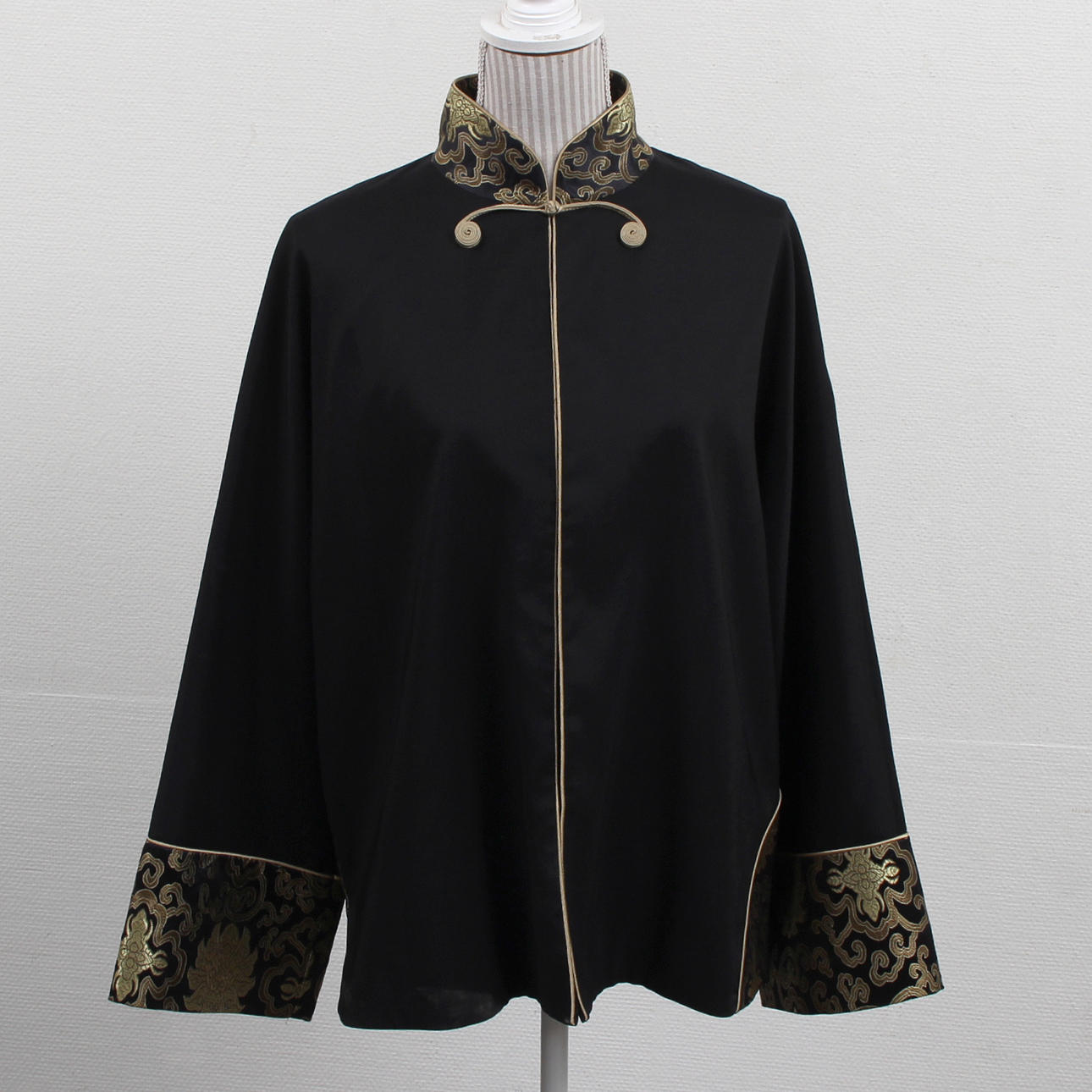 CHINESE JACKET, MARKED “XIANGYIFU”.