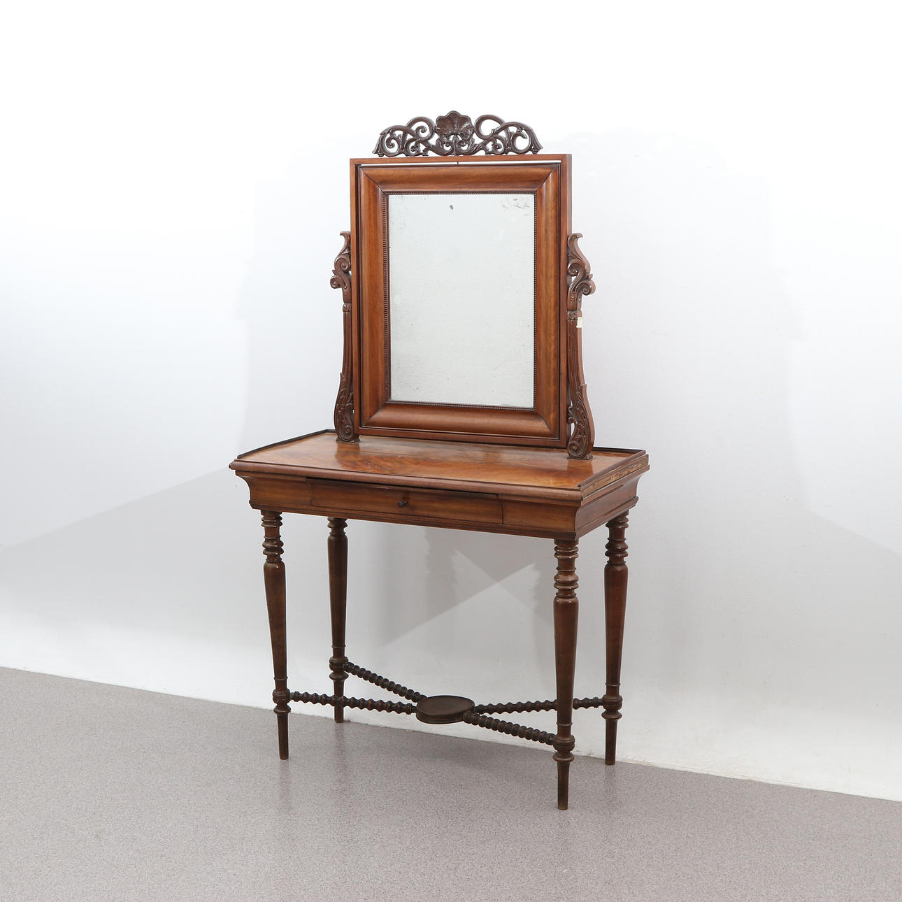 DRESSING TABLE. Walnut. Second half of the 19th century.