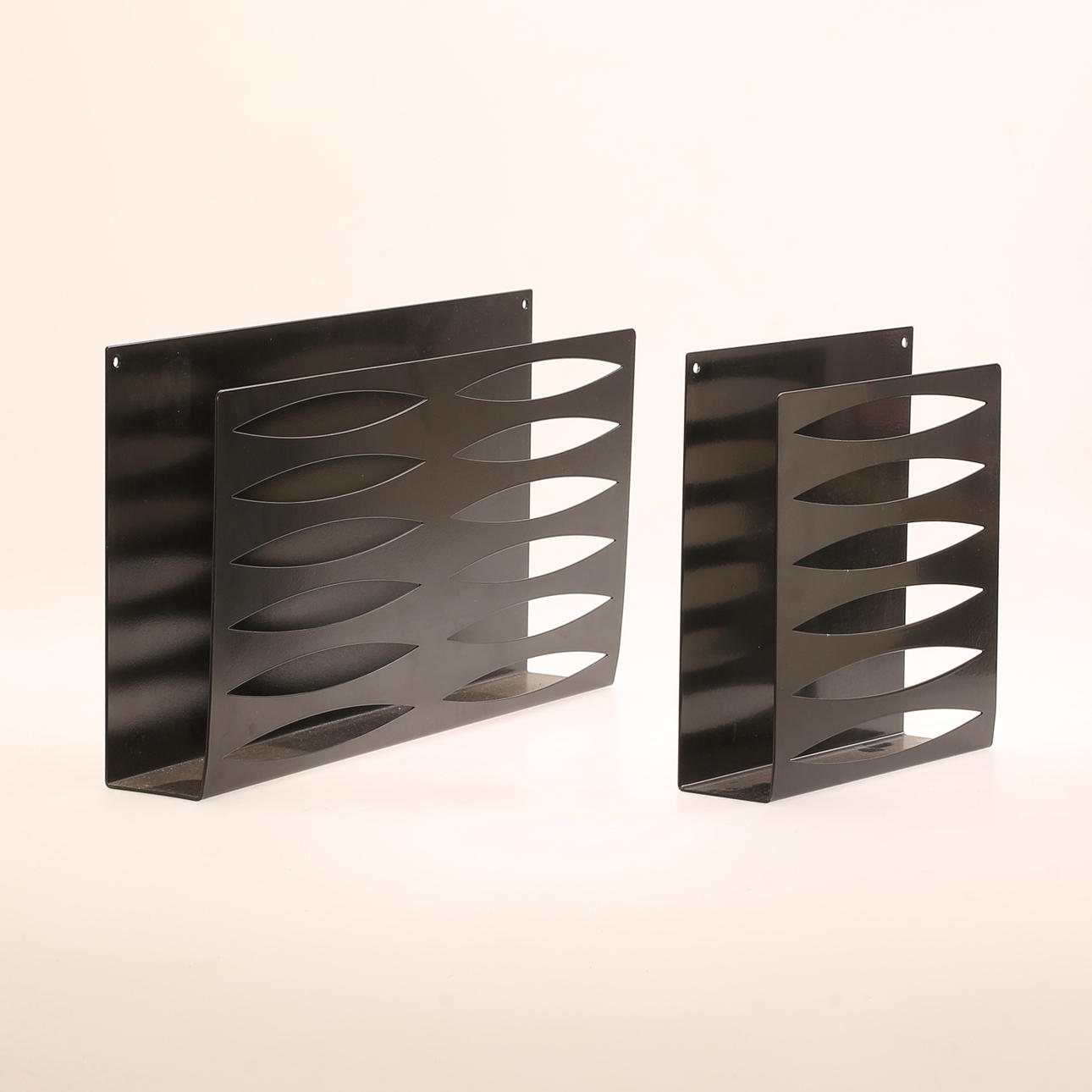 TIDNINGSTÄLL, 2 stycken, metall.