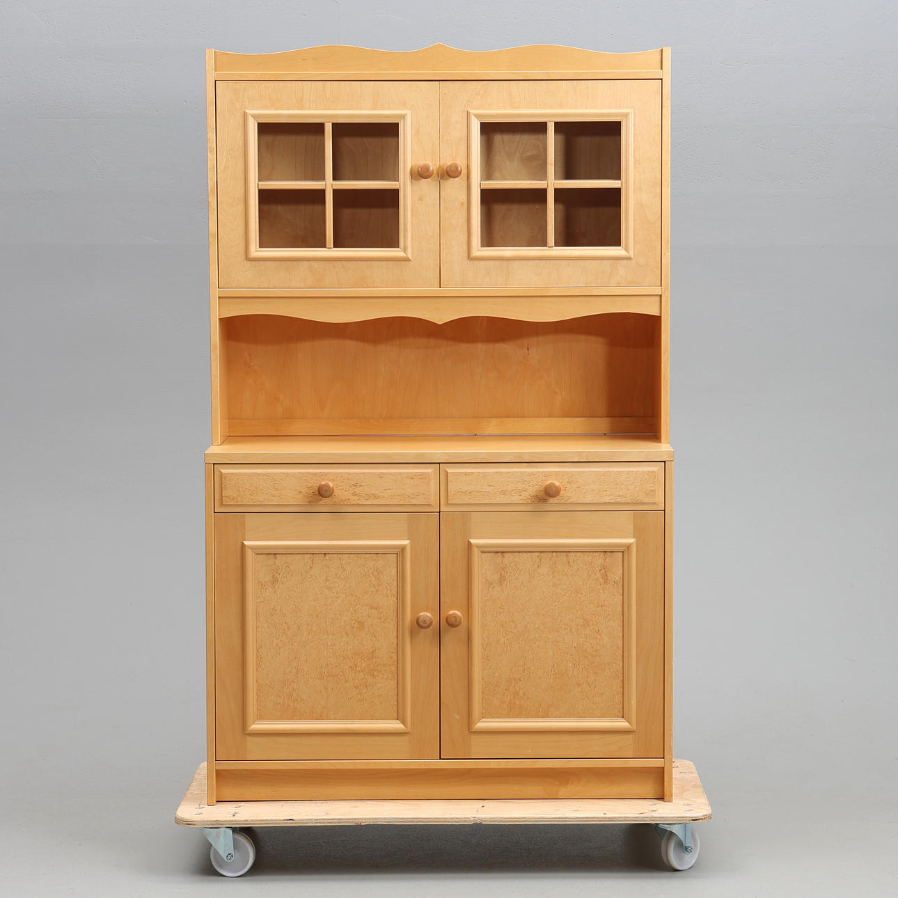 VITRINE MIT VITRINE, BIRKENFURNIER, 1900ER.