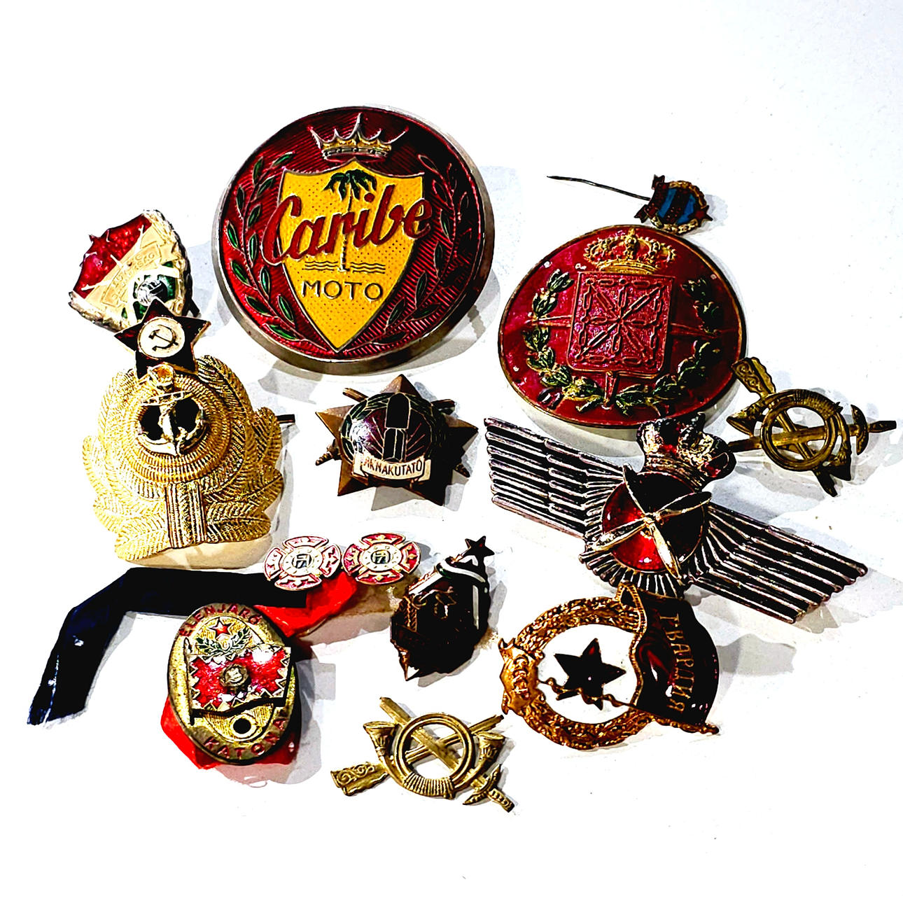 Zwölf Metallmedaillen mit verschiedenen Themen.